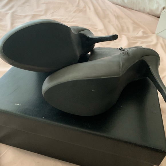 NWT Grey Patent Leather Platform Pumps - Picture 4 of 5